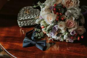 del novio accesorios en el Mañana. oro Boda anillos, negro camisa gemelos, arco Corbata foto