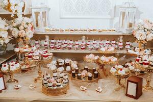 un delicioso boda. caramelo bar con varios bombones Fruta mesa. celebracion concepto. de moda postres mesa con dulces, dulces. foto