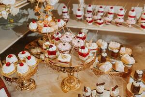 un delicioso boda. caramelo bar con varios bombones Fruta mesa. celebracion concepto. de moda postres mesa con dulces, dulces. foto