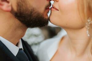 de cerca de el labios de un hombre y un mujer quien querer a beso. un elegante hombre y un elegante chica, un segundo antes de un Beso foto