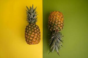 piña en un amarillo y verde antecedentes. tropical frutas foto
