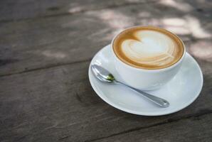 café taza en de madera mesa, Clásico estilo y suave atención foto