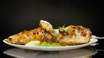 Fisch gebacken mit Gewürze und Gemüse im das Ofen. video