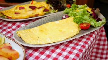 pianura uovo frittata su prima colazione tavolo video