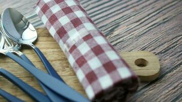 fourchette couteau et cuillère sur une table tissu video