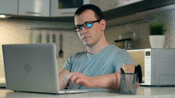 uomo libero professionista, restare a casa, in linea Lavorando, se stesso isolamento, fare surf ragnatela, lontano lavoro. giovane maschio uomo d'affari si impegna un' Lavorando giorno a partire dal casa. il uomo giri via il il computer portatile e giri via il leggero video