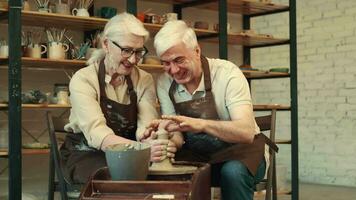 poterie art, Sénior couple, mutuel soutien, personnes âgées âge. les personnes âgées femme et homme sont engagé dans poterie video