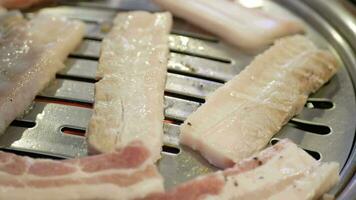 selektiv fokus se till de fläsk kött medan varelse grillad på de traditionell koreanska träkol panorera spis kallad galbi. video