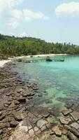 idilliaco tropicale spiaggia scenario su un' Paradiso isola nel Tailandia video