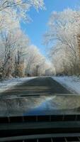 país estrada em uma inverno dia com neve e gelo em uma ensolarado dia dentro Alemanha. video