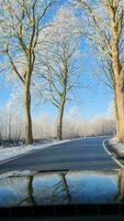 país la carretera en un invierno día con nieve y hielo en un soleado día en Alemania. video