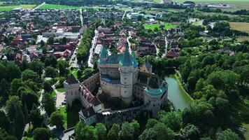 antenne in een baan om de aarde visie van kasteel bojnice in Slowakije video