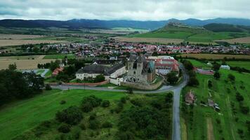 antenn kretsande se av spisska kapitula med st. martins katedral i slovakia video