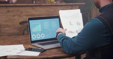 man kontroll de analytisk diagram och data rapporter av hans företag. ung affärsman framställning för en möte och sortering de information. video