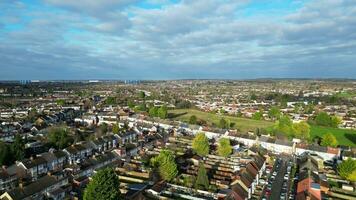 alto angolo Visualizza di centrale luton città di Inghilterra UK durante tramonto volta. dicembre 1°, 2023 video