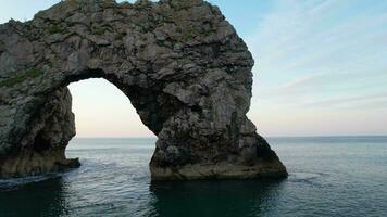 haute angle temps laps métrage de océan de Angleterre uni Royaume, magnifique touristique attraction plage et océan tour video