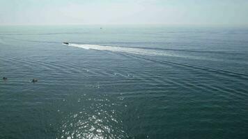 hoog hoek tijd vervallen beeldmateriaal van oceaan van Engeland Verenigde koninkrijk, mooi toerist attractie strand en oceaan tour video