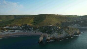 haute angle temps laps métrage de océan de Angleterre uni Royaume, magnifique touristique attraction plage et océan tour video