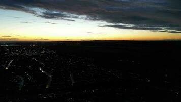 hermosa aéreo imágenes de iluminado británico ciudad durante noche video