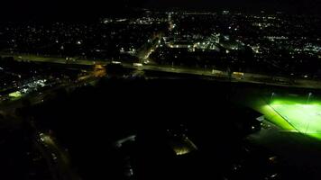 aéreo ver de iluminado norte lutón ciudad de Inglaterra genial Bretaña durante noche video