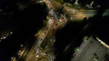 hermosa aéreo imágenes de iluminado británico ciudad durante noche video