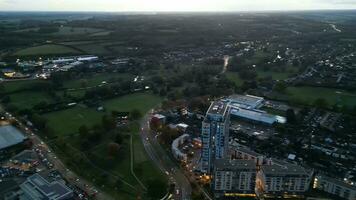 aéreo Visão do iluminado norte luton cidade do Inglaterra ótimo Grã-Bretanha durante noite video