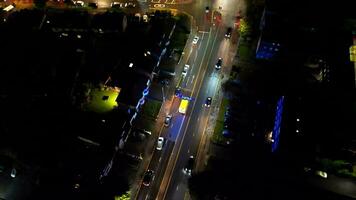 hermosa aéreo imágenes de iluminado británico ciudad durante noche video