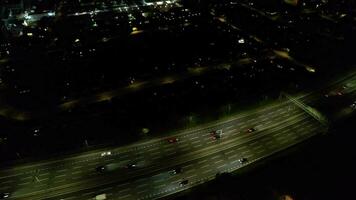 aéreo ver de iluminado norte lutón ciudad de Inglaterra genial Bretaña durante noche video