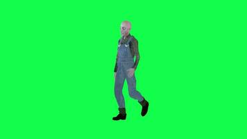 effrayant chauve homme en marchant droite angle isolé vert écran video