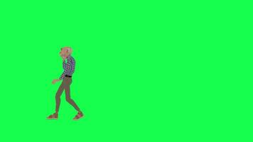 verde tela velho alta homem caminhando enquanto falando em a telefone certo ângulo video