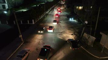 carros dirigindo em a estrada às noite video