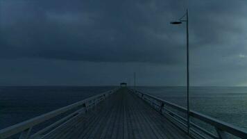 Aussicht von das Ozean über das Strand Brücke Illustration, Kamera nach vorne zum Hintergrund Video