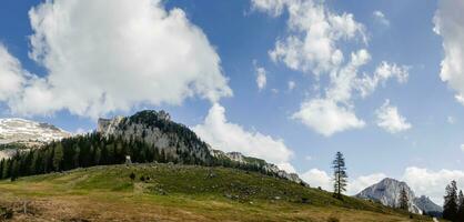 increíble ver a montañas y prados con blanco nubes en azul cielo en el wurzeralm en Austria foto