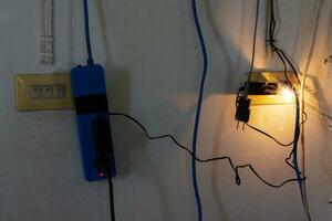 eléctrico enchufe chispas y ardiente causado por un corto circuito, concepto, peligro desde utilizando no estándar equipo, defectuoso equipo foto