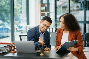 empresarios y abogados discutiendo documentos de contrato sentados en la mesa. conceptos de derecho, asesoría, servicios legales. foto