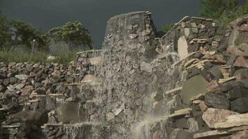 ein Wasserfall ist gezeigt im ein Stein Mauer video