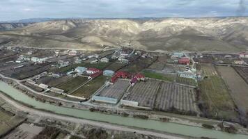 aéreo ver de un pueblo en el montañas video