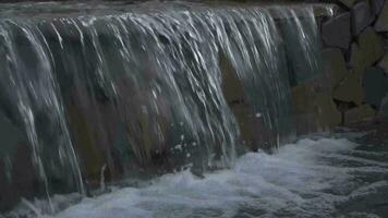 Wasser fließend Nieder ein Stein Mauer video
