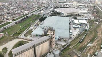 aérien vue de une usine dans le ville video