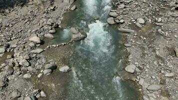 antenne visie van een rivier- vloeiende door een rotsachtig berg stroom video