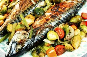 scomber pescado horneado con vegetales. foto