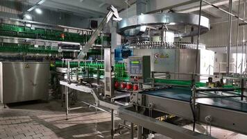 un máquina es trabajando en un fábrica con verde paredes video