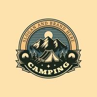 Clásico aventuras al aire libre insignia. cámping emblema logo con montaña y árbol ilustración vector