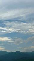 azul cielo con cúmulo nube hora lapso terminado un montaña. video