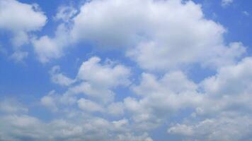 blå himmel med fluffig moln tid upphöra på en solig dag 4k antal fot. video