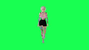 vol lichaam getatoeëerd mooi vrouw in rood wit top en kort rok wandelen video