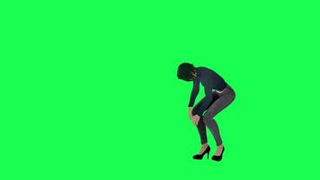 en flicka med en tunn kropp och sporter barbie i grön skärm med lång höjd och en video