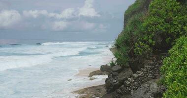 littoral avec rochers et océan avec orage vagues video