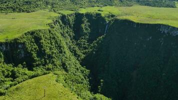 montañas con espraiado cañón en Papa Noel catarina, Brasil. aéreo zumbido ver video