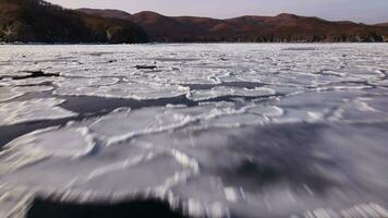 fechar voar do uma zangão sobre a superfície do uma mar com gelo floes video